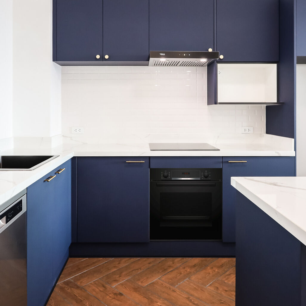 Brio series kitchen. Polypropylene vinyl wrapped door with modern look. Navy blue doors.